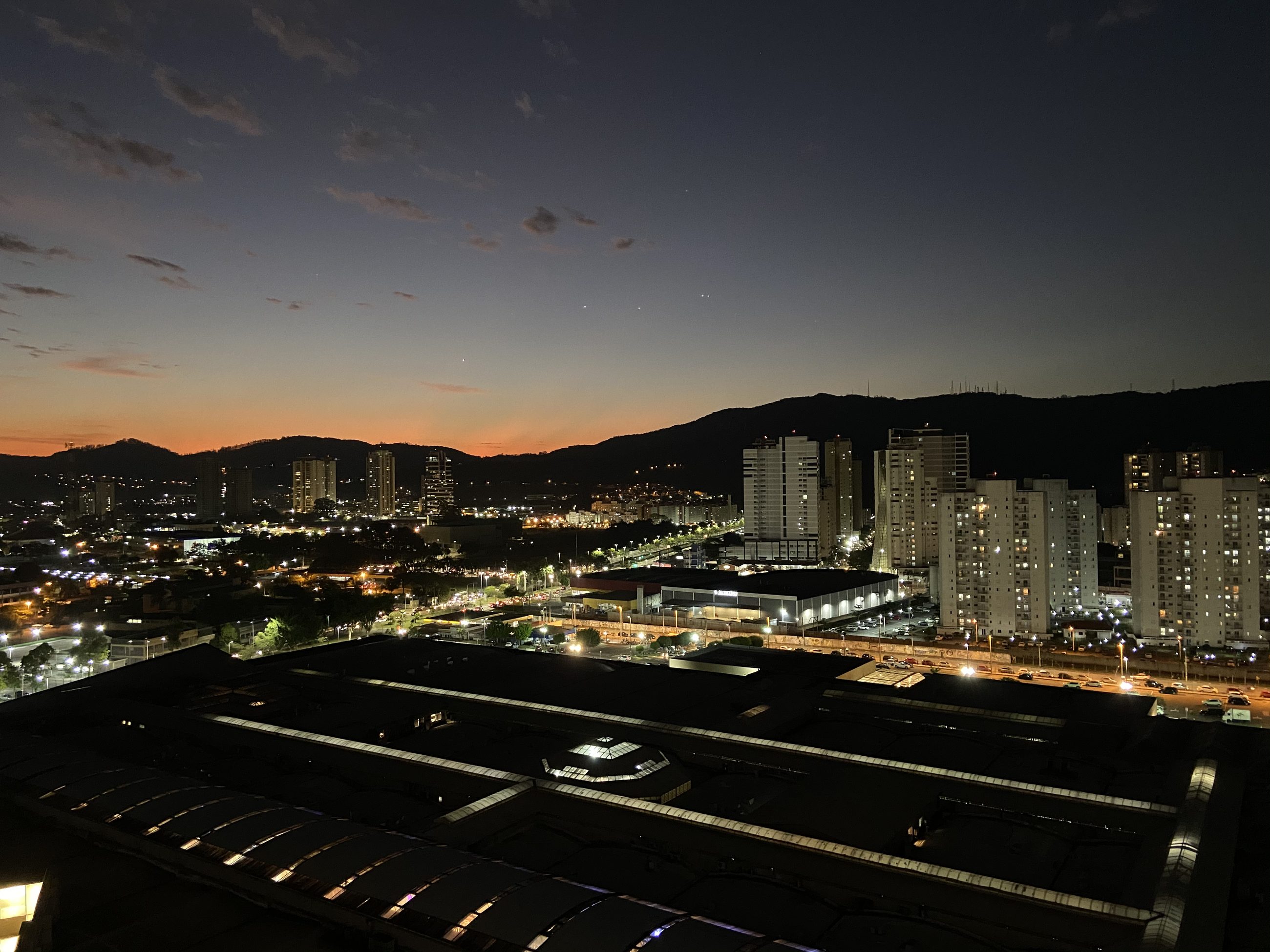 Vista de Mogi das Cruzes ao entardecer
